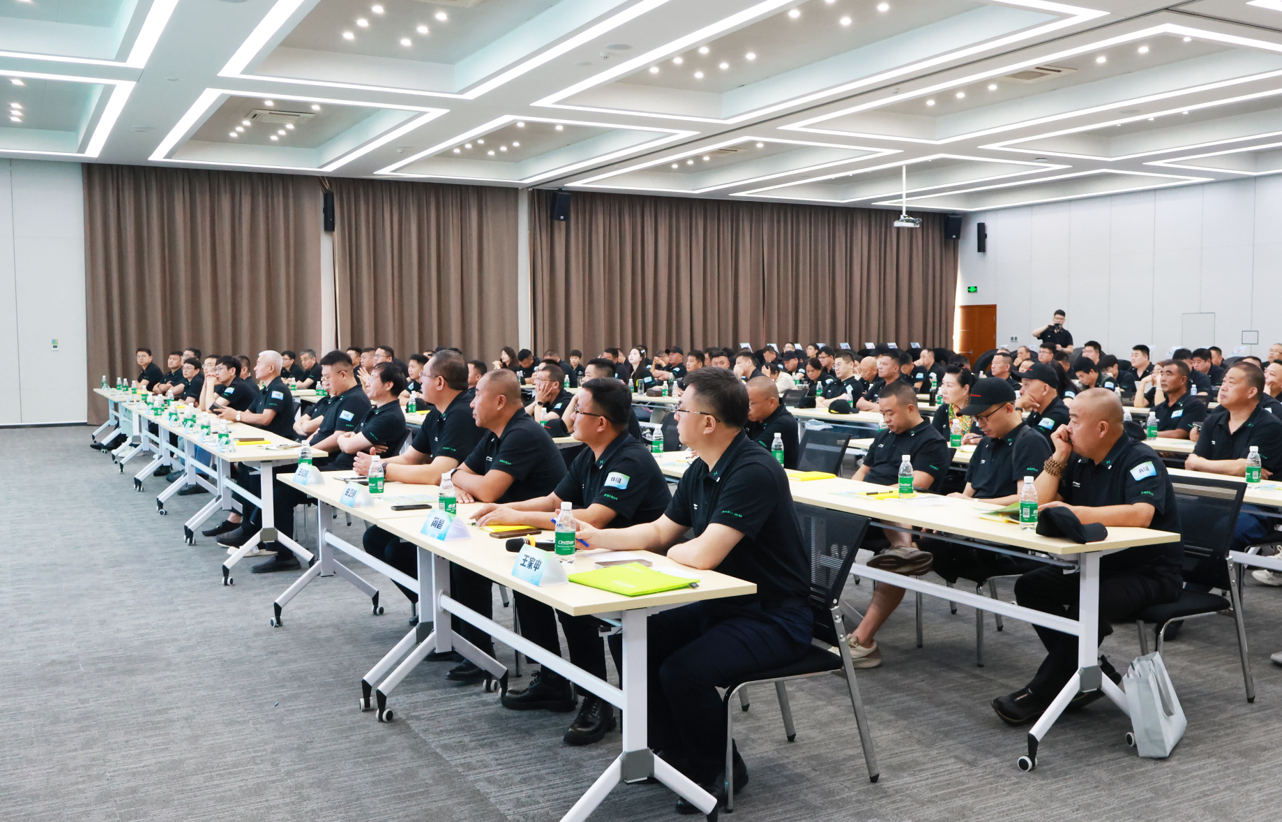 企鹅体育vip在线全站明星产品品鉴会（荣成站）顺利召开